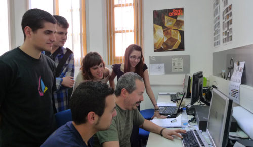 Roberto Nalda visita la clase de Proyectos II