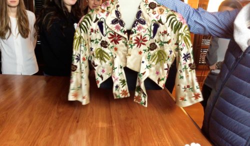 Estudiando las prendas del maestro Cristobal Balenciaga