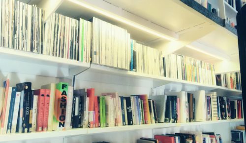 Miguel Díaz Poyatos dona material bibliográfico a la biblioteca de la Esdir