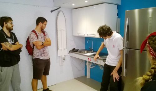 Varios grupos de alumnos de la Esdir visitan la Casa Accesible, Inteligente y Sostenible.