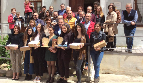 Finalistas en el concurso de la Alpargata dos alumnas de Moda