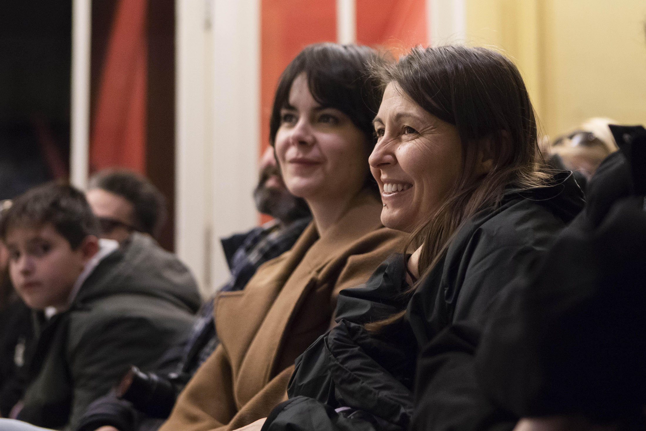 Destapando a Muelle en el hall de la Esdir
