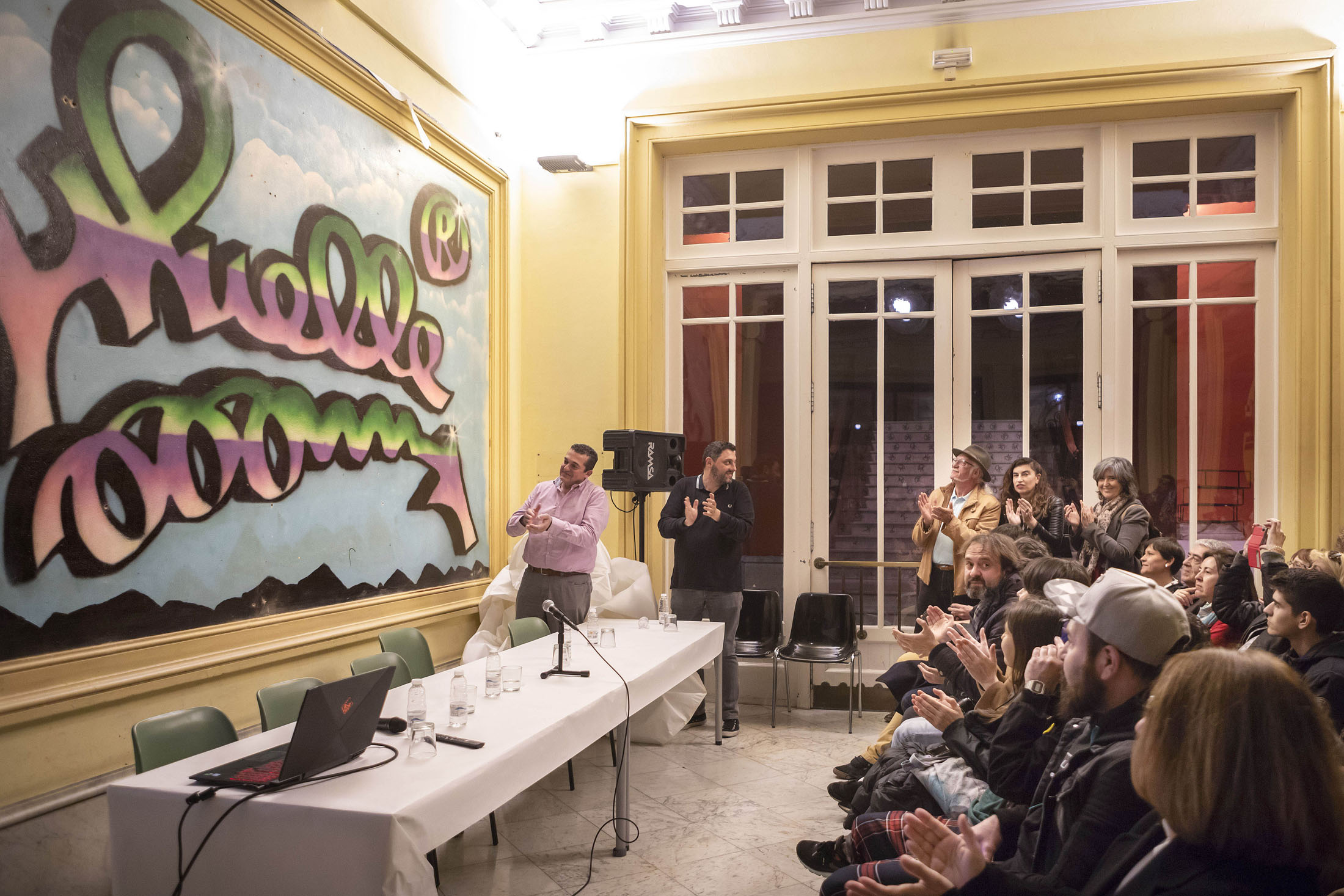 Destapando a Muelle en el hall de la Esdir