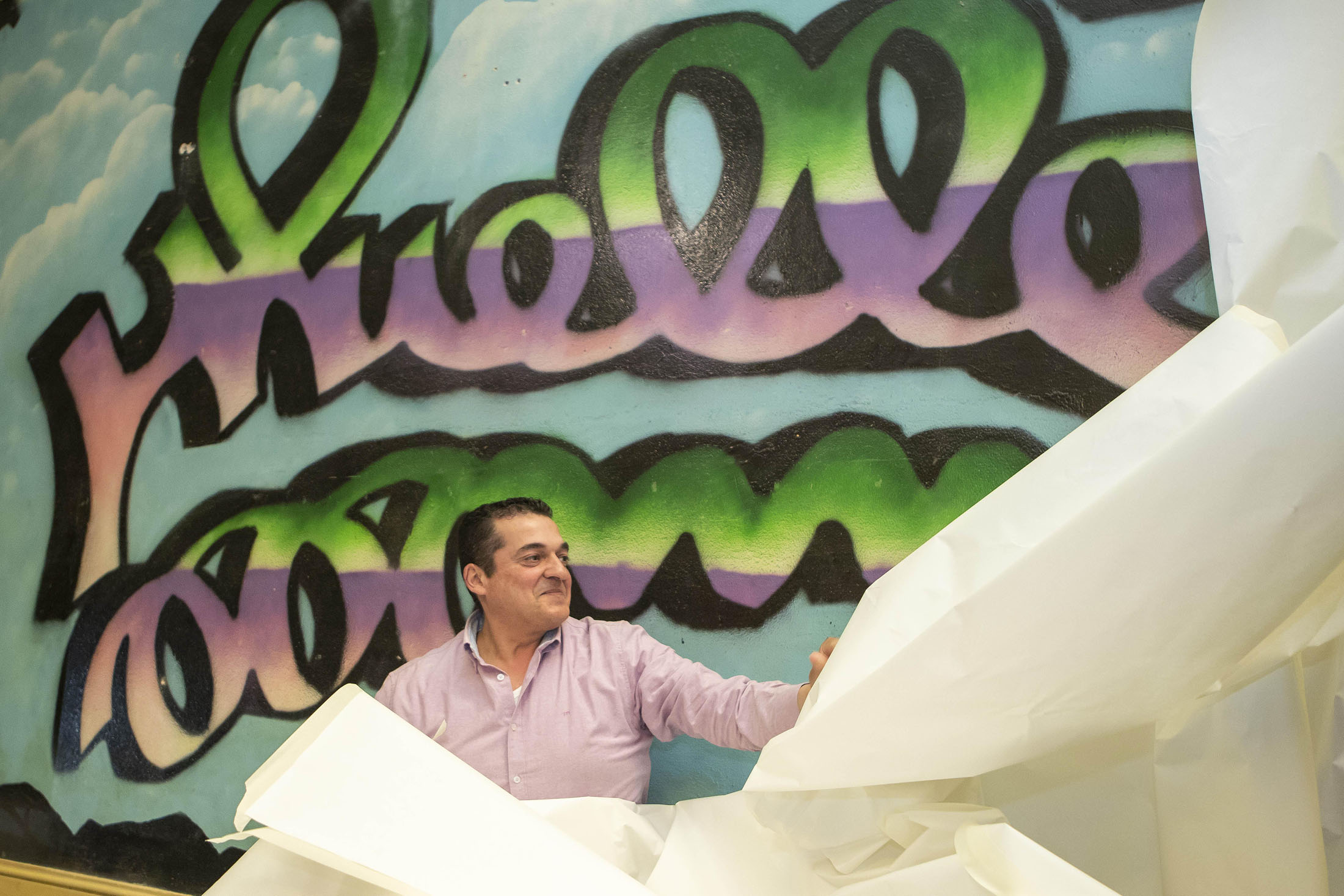 Destapando a Muelle en el hall de la Esdir