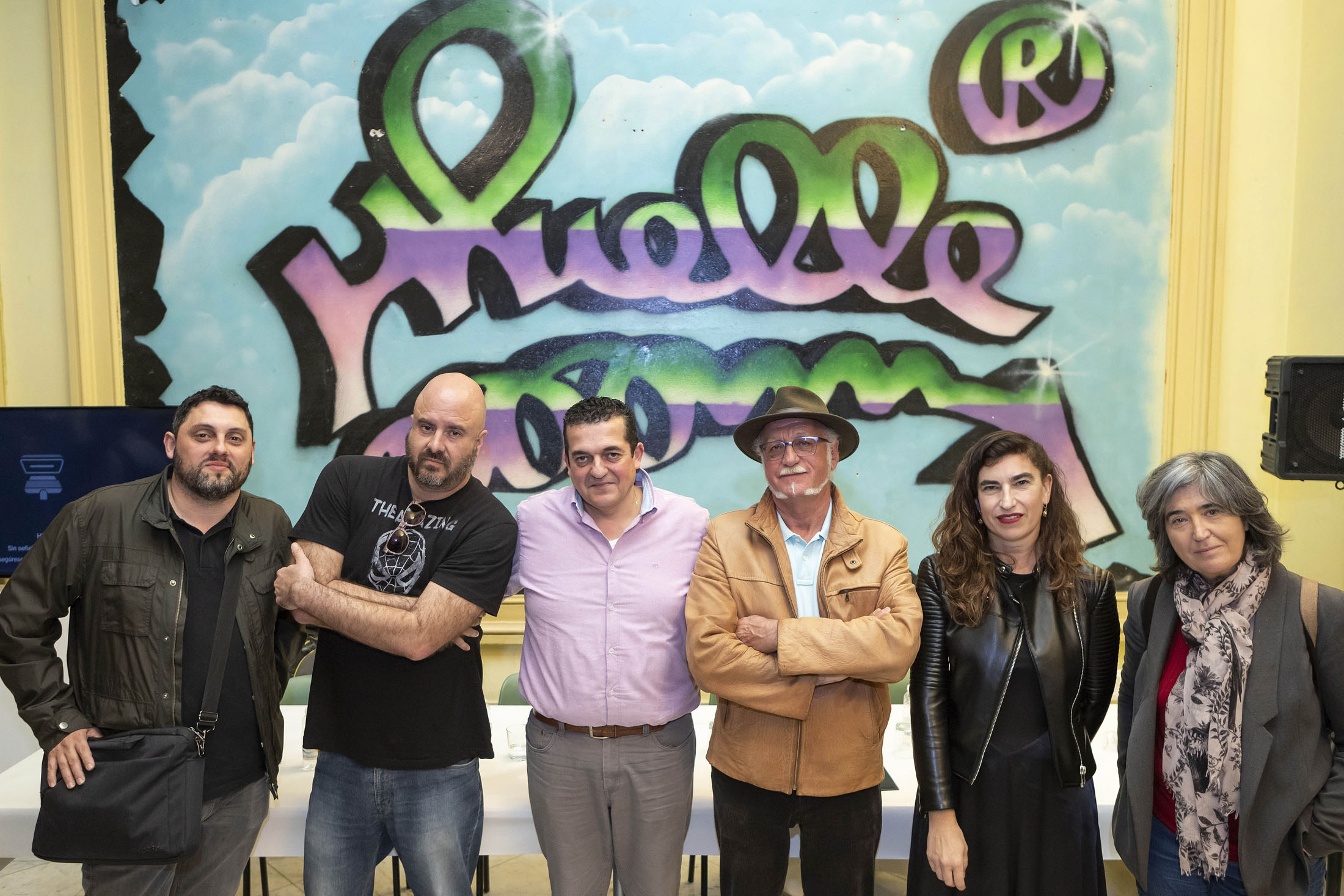 Destapando a Muelle en el hall de la Esdir