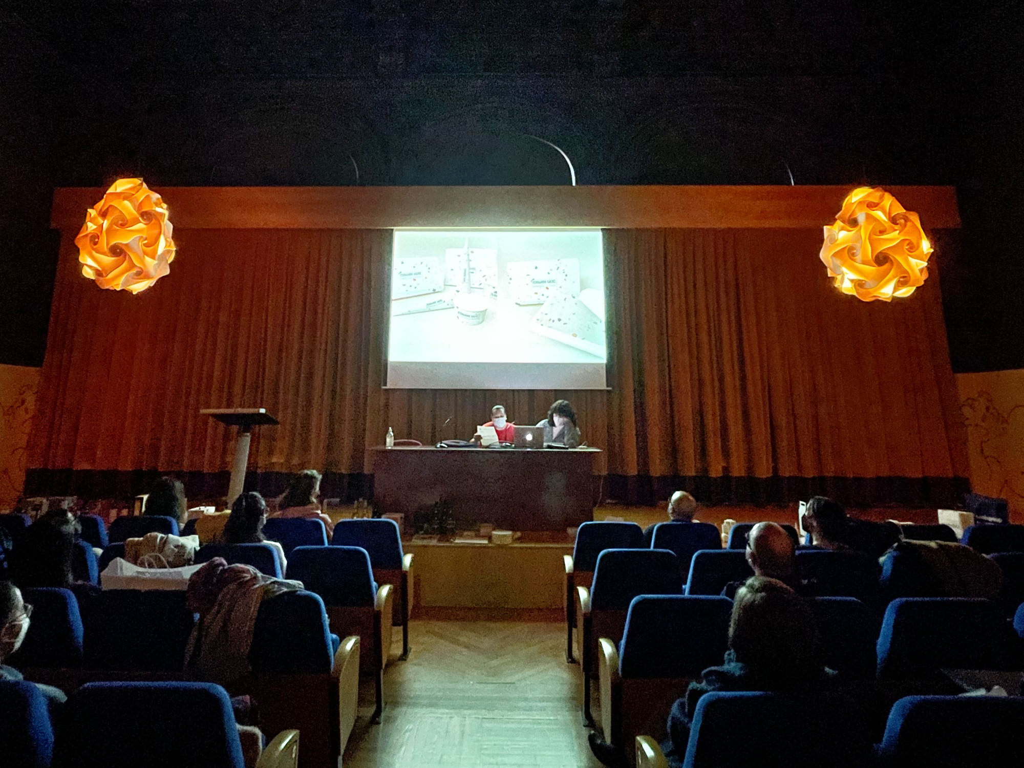 Presentación de envases de helado para dellaSera