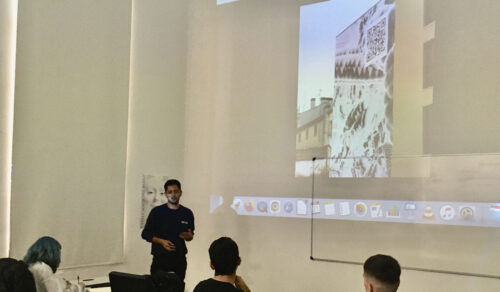 El artista Leo Pum visita la clase de Supergráfica