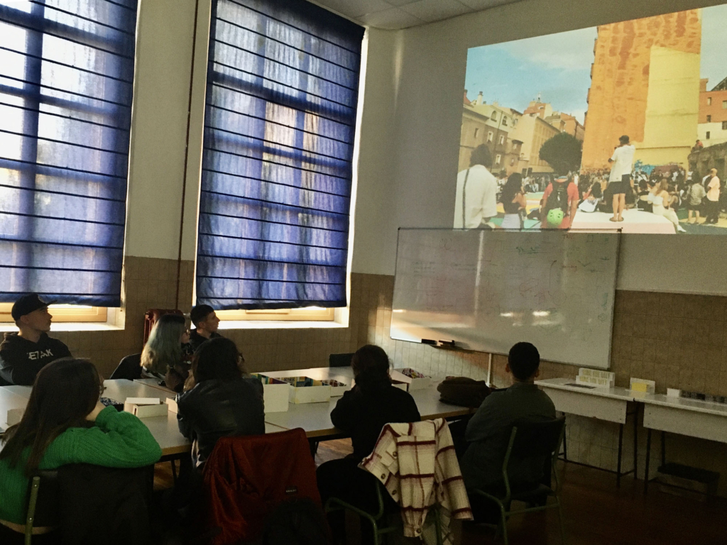 Javier Peña en clase de Supergráfica