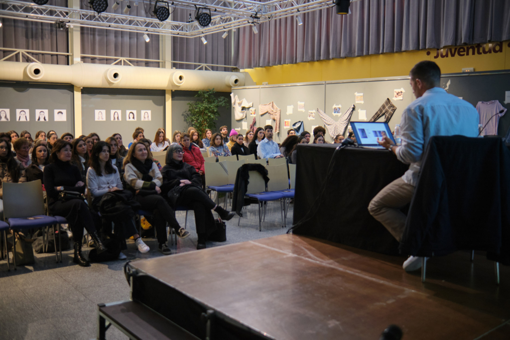 Diseño de Moda en la conferencia de Victor Huarte
