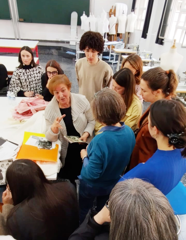 Milagros Bohoyo, modista en los talleres Balenciaga, visitó la Esdir