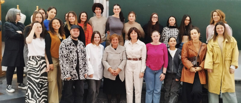 Milagros Bohoyo, modista en los talleres Balenciaga, visitó la Esdir