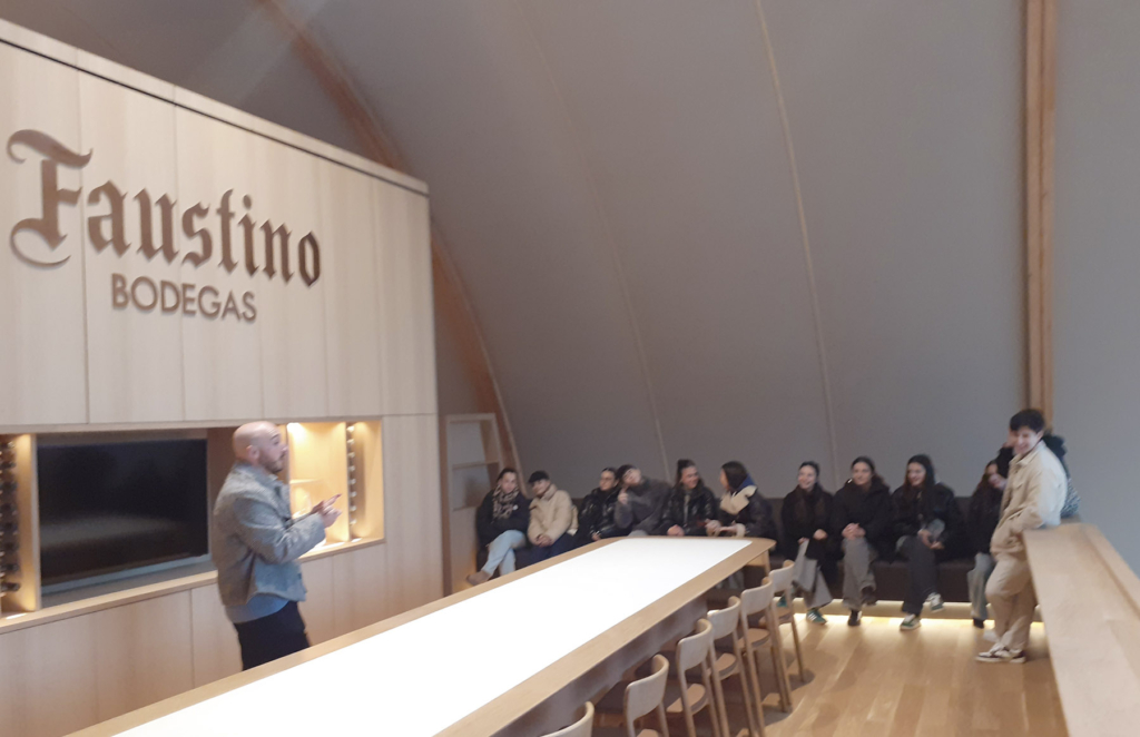 Interiores en la ampliación de la Bodega Faustino