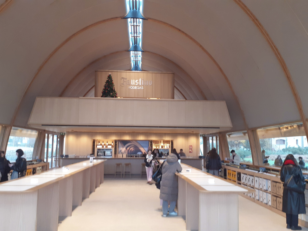 Interiores en la ampliación de la Bodega Faustino