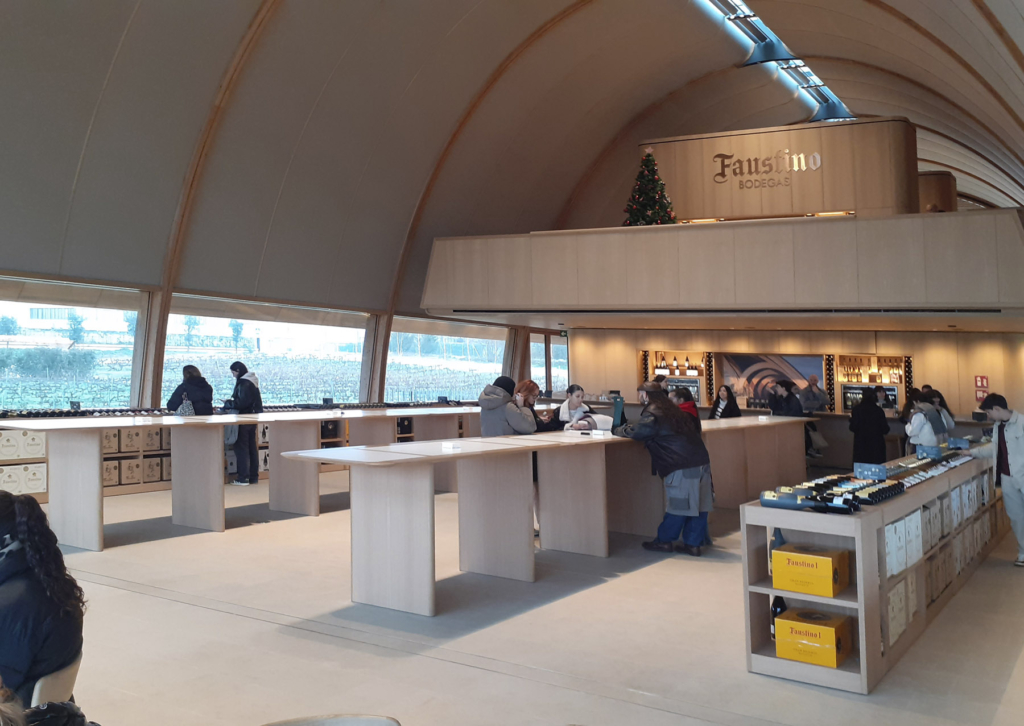 Interiores en la ampliación de la Bodega Faustino