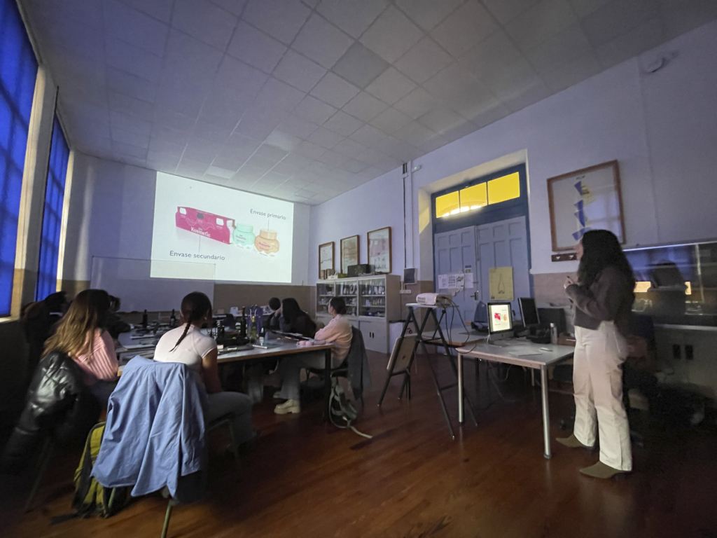 Clase de Laura Ramos en el Máster de Packaging