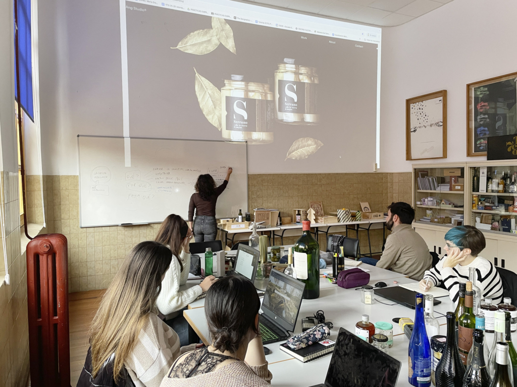 Taller de Ang Studio en el Máster de Packaging