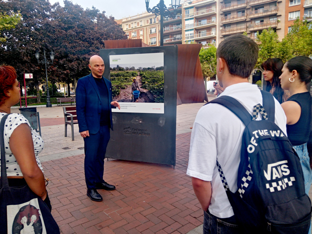 Visita a la exposición "Cooperación Riojana: un compromiso compartido"
