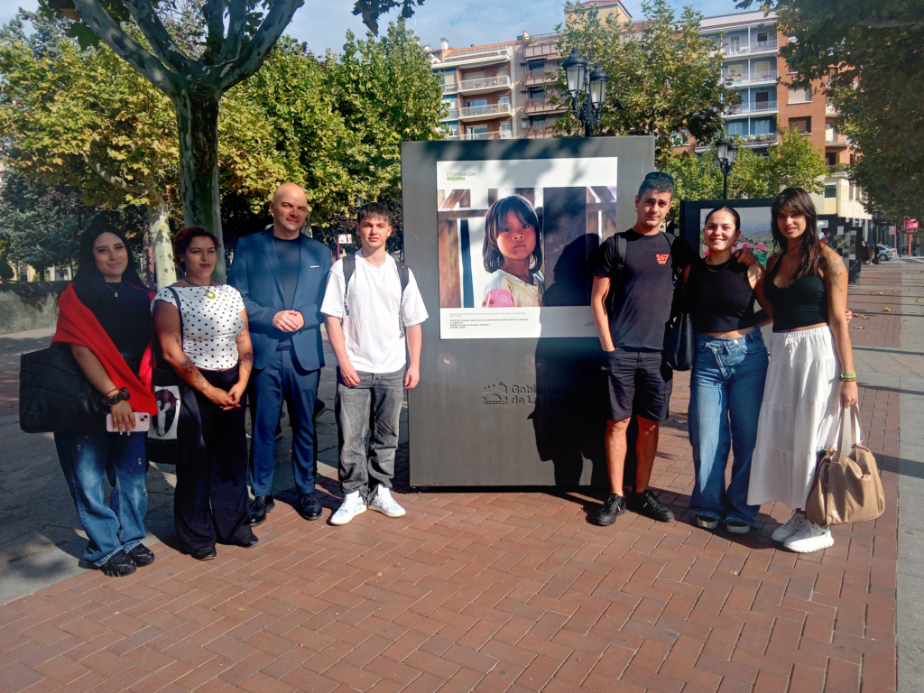 Visita a la exposición "Cooperación Riojana: un compromiso compartido"