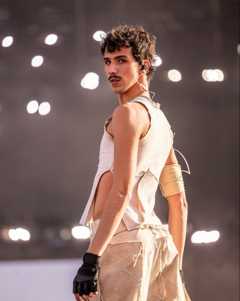 Bruno Langarica, alumno de Moda, viste a Álvaro Mayo