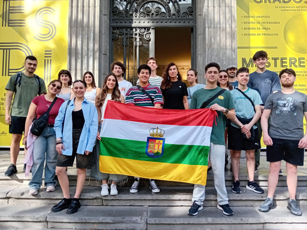 Jóvenes del programa ‘También Riojanos’ visitan la ESDIR