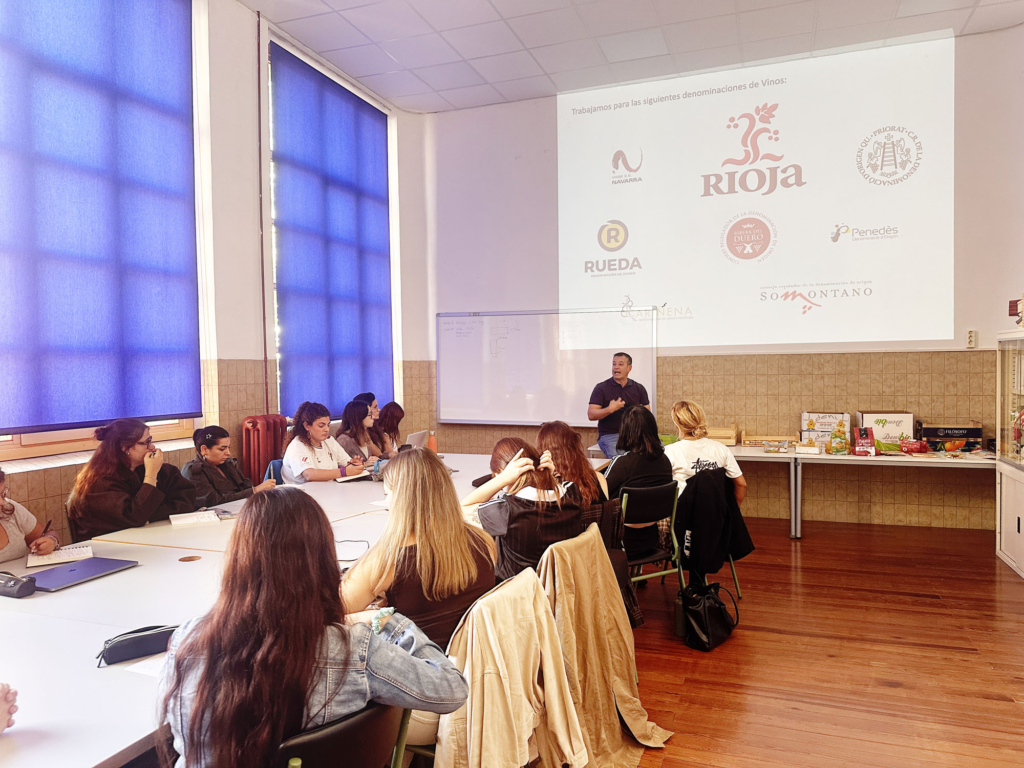 Diego Castillo de Etilisa visita el Máster de Packaging