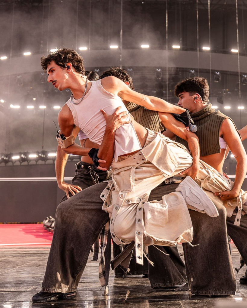 Bruno Langarica, alumno de Moda, viste a Álvaro Mayo