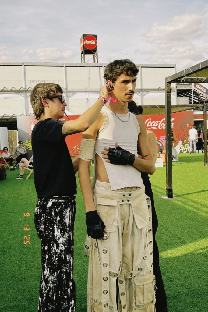 Bruno Langarica, alumno de Moda, viste a Álvaro Mayo