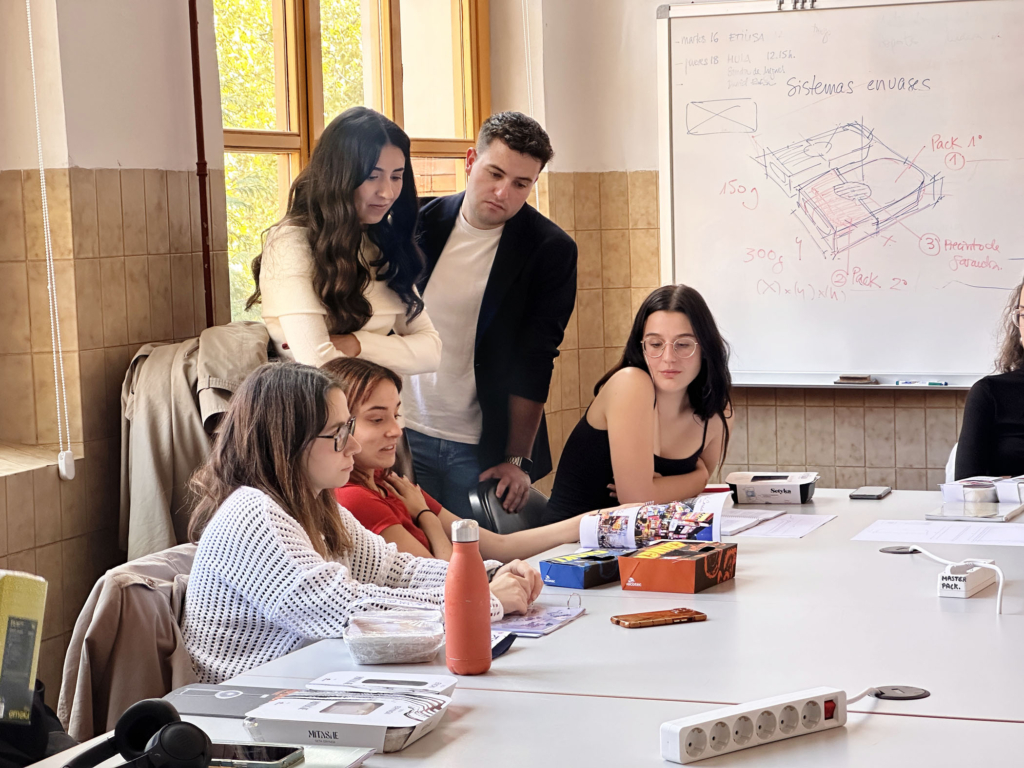 Laura Ramos visita el Máster de Packaging.