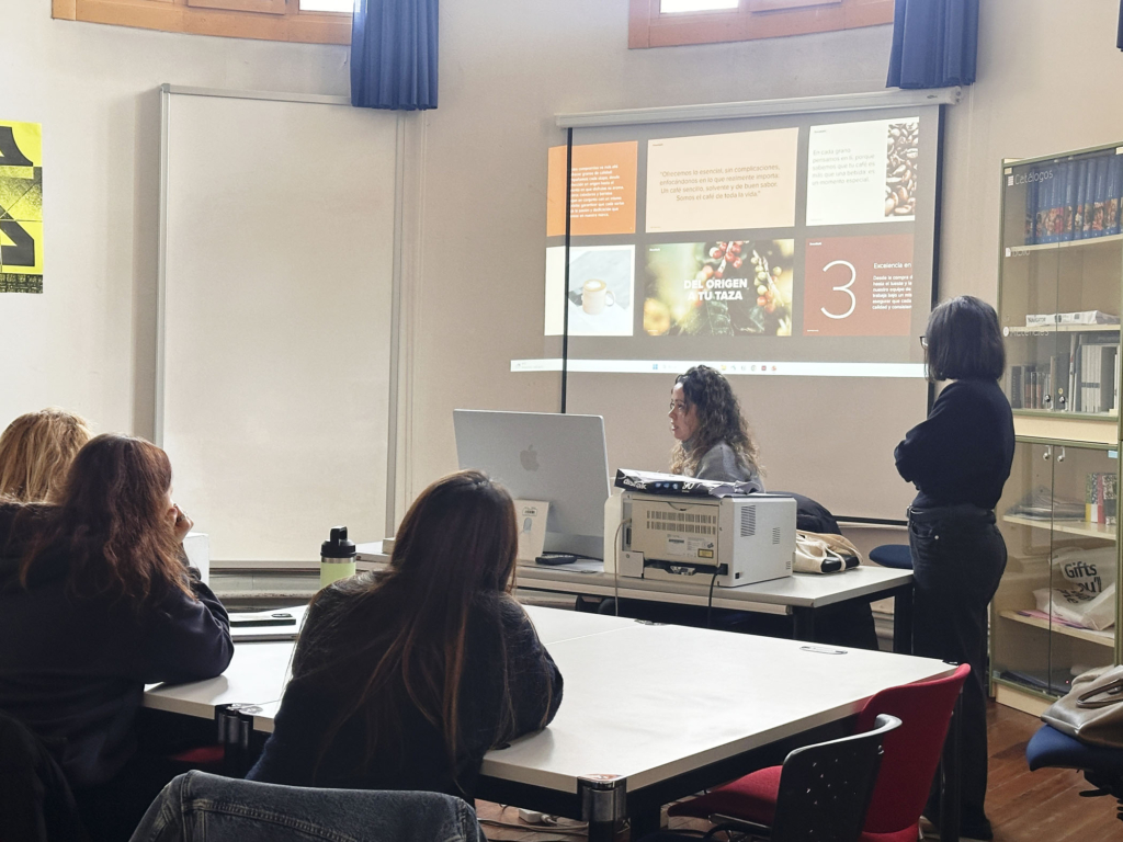 El estudio Dispar visita el Máster de Packaging.