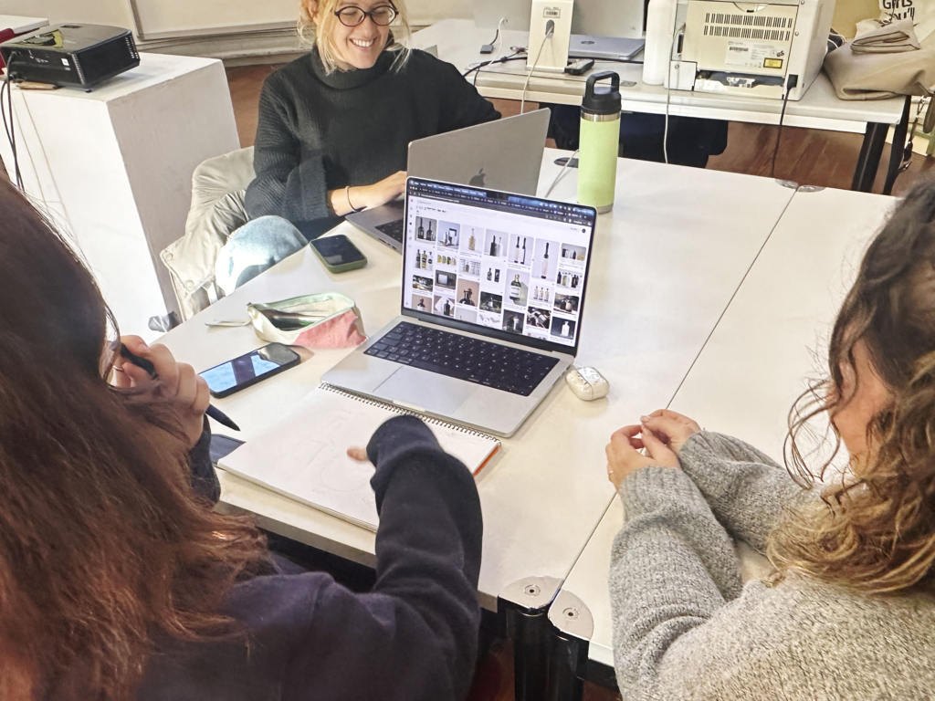 El estudio Dispar visita el Máster de Packaging.