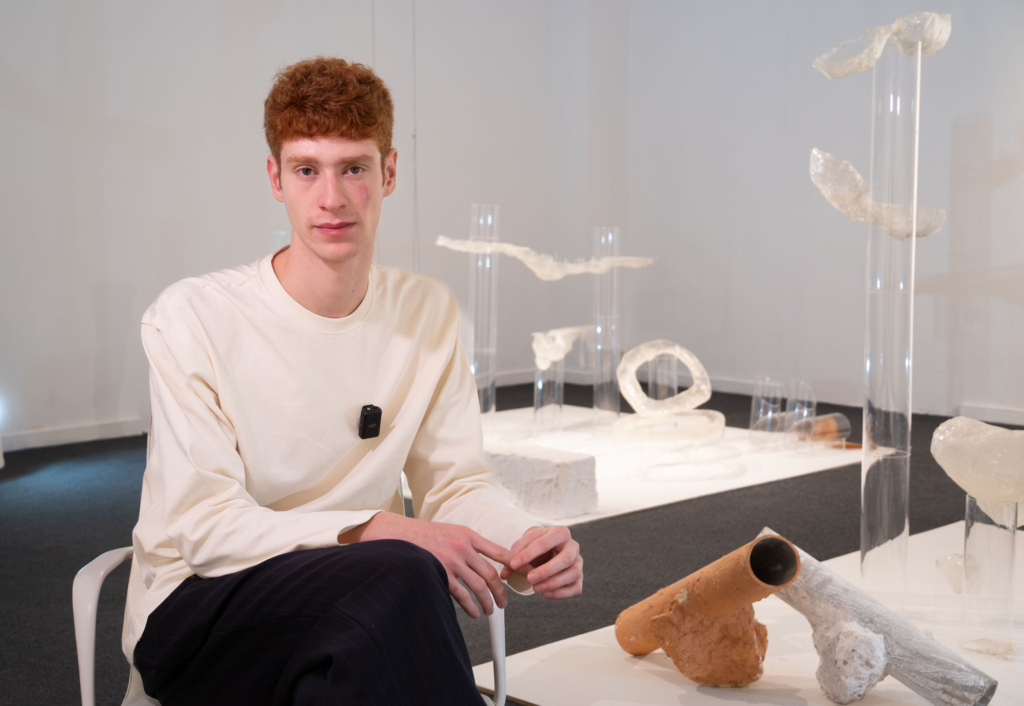 Inauguración de la exposición "Beber teja dota de cuerpo a la cal" de Álvaro Morón