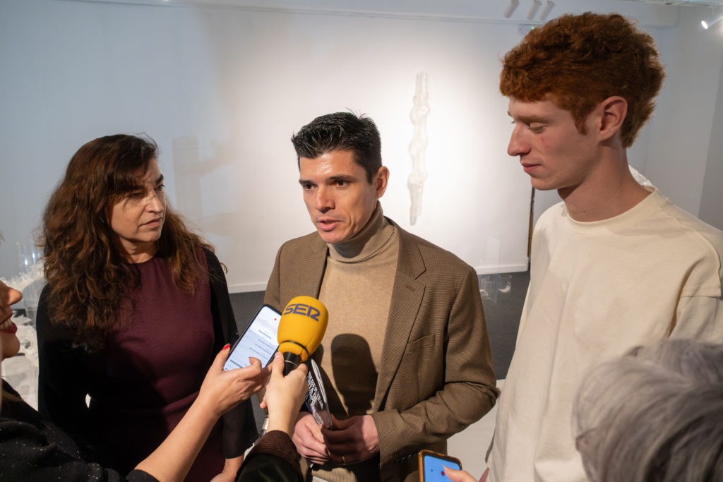 Inauguración de la exposición "Beber teja dota de cuerpo a la cal" de Álvaro Morón