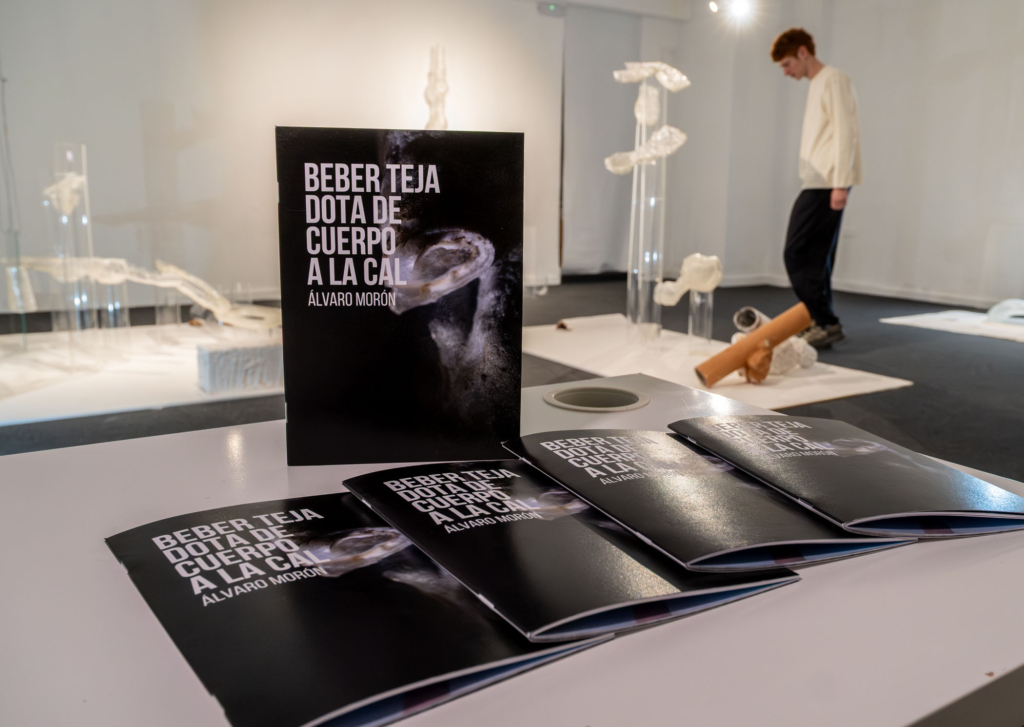 Inauguración de la exposición "Beber teja dota de cuerpo a la cal" de Álvaro Morón