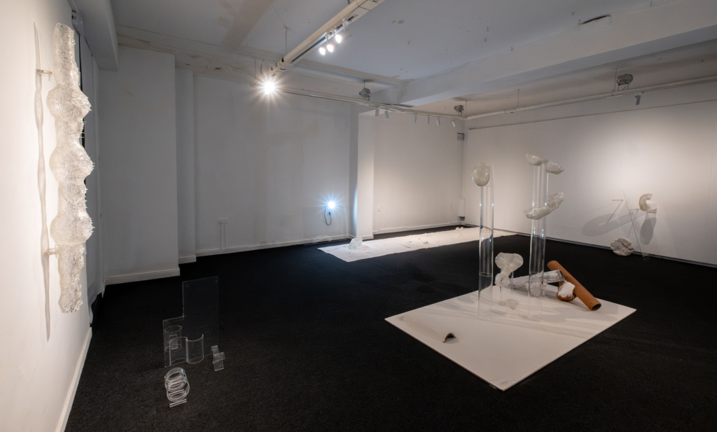 Inauguración de la exposición "Beber teja dota de cuerpo a la cal" de Álvaro Morón