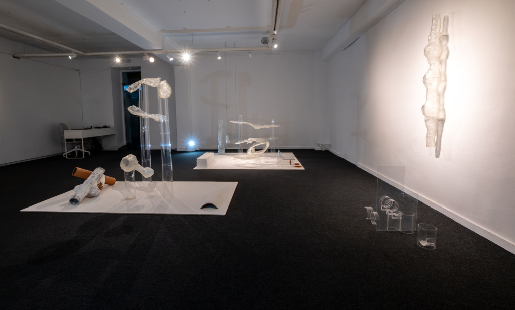 Inauguración de la exposición "Beber teja dota de cuerpo a la cal" de Álvaro Morón