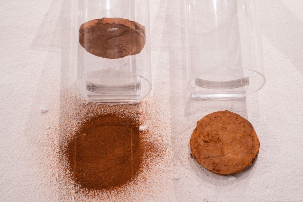 Inauguración de la exposición "Beber teja dota de cuerpo a la cal" de Álvaro Morón