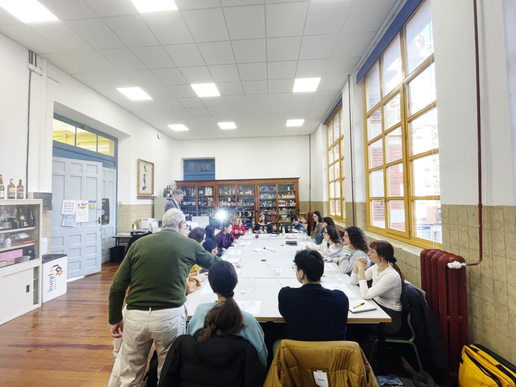 Enólogos de AER en el Máster de Packaging