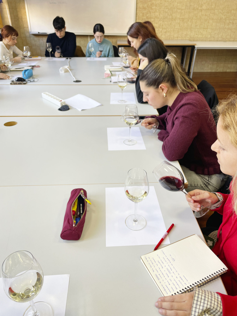 Enólogos de AER en el Máster de Packaging