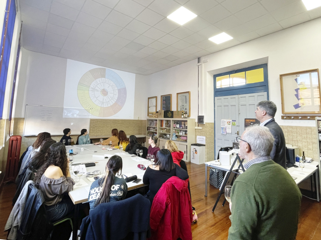 Enólogos de AER en el Máster de Packaging