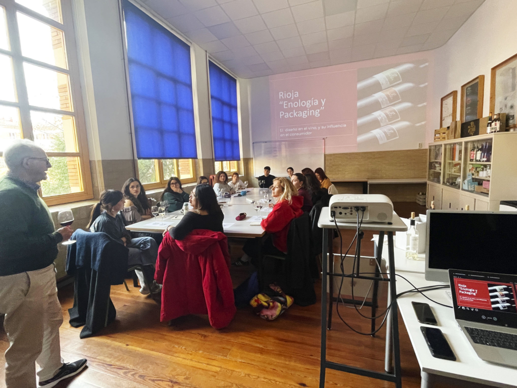 Enólogos de AER en el Máster de Packaging