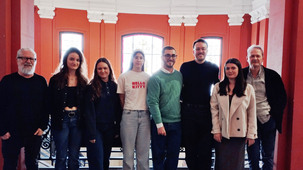 Estudio Goodbye 2000 con Espacios e Interiores