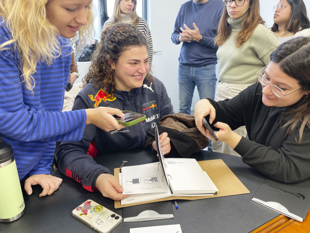 Visita del Máster de Packaging a la imprenta Riojadhesivos