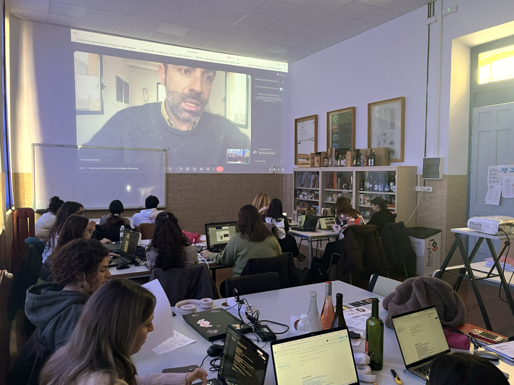 Javier Peña y Aida Salán en el Máster de Packaging