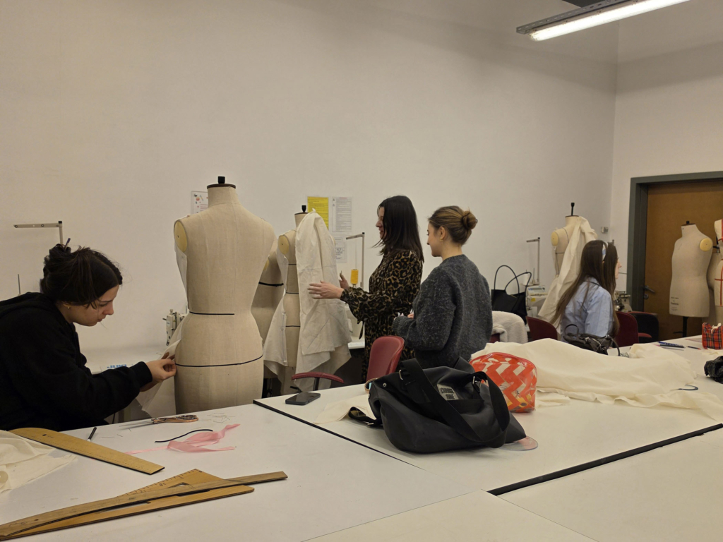 Taller "The dress as a second skin" en la Istambul Bilgi University