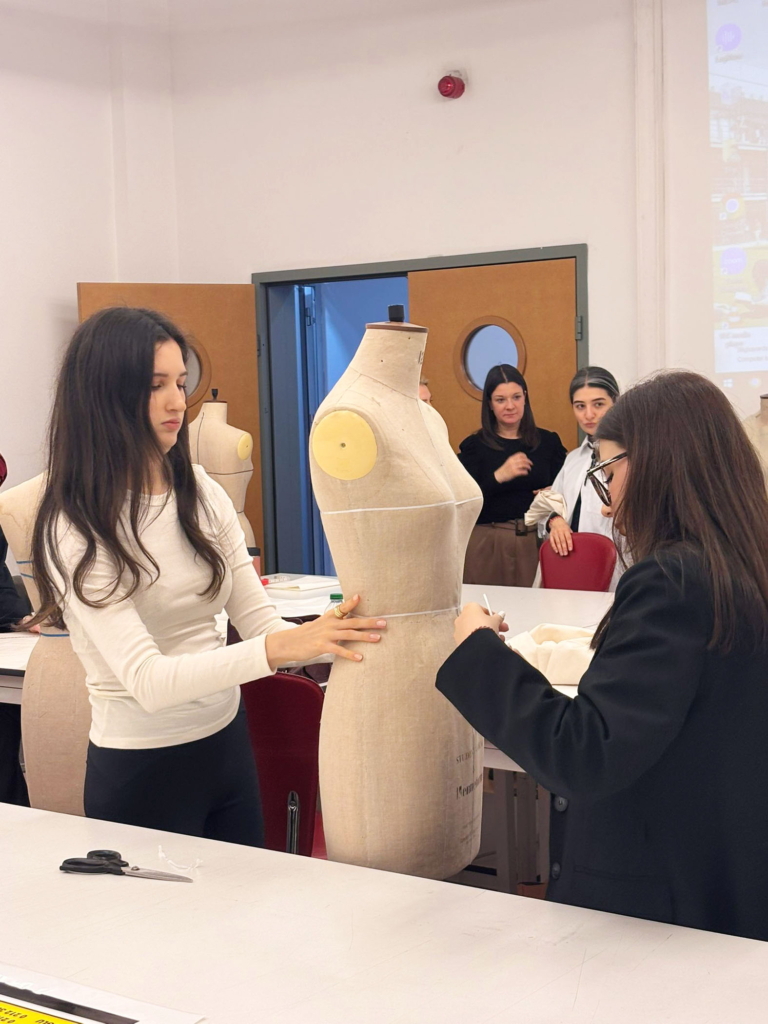 Taller "The dress as a second skin" en la Istambul Bilgi University
