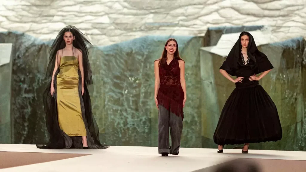 La estudiante de Moda África Rello gana la Aguja Goyesca