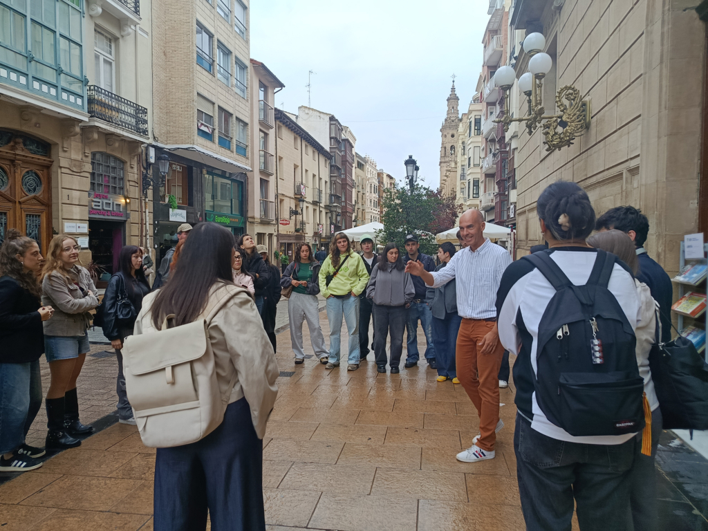 El alumnado de 4º de Diseño de Moda visita el Instituo de Estudios Riojanos
