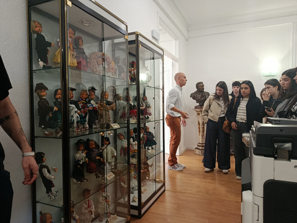 El alumnado de 4º de Diseño de Moda visita el Instituo de Estudios Riojanos