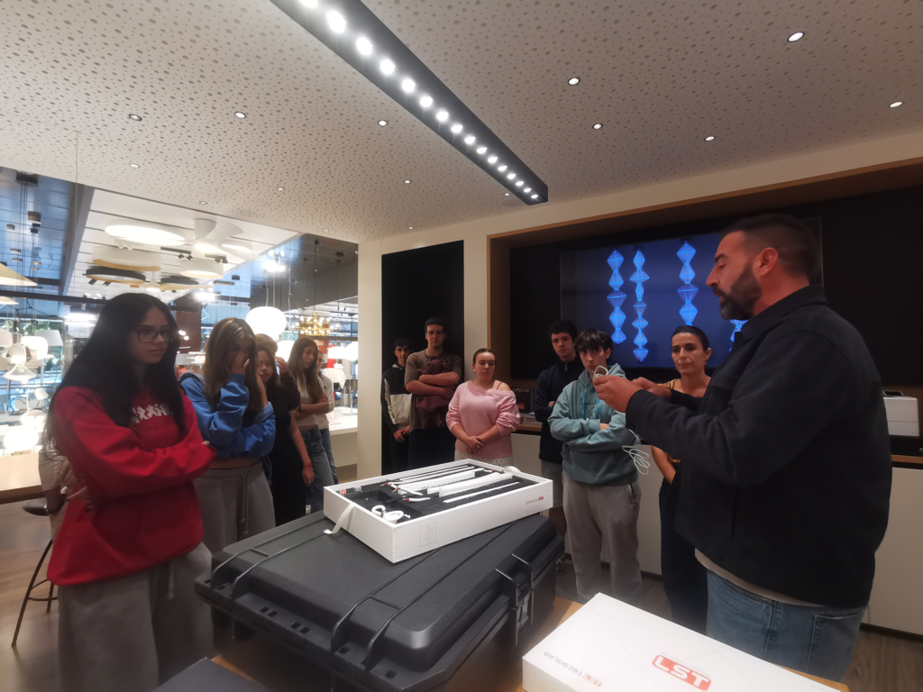 Alumnado de 2º de Diseño de Producto visita Osaba Iluminación