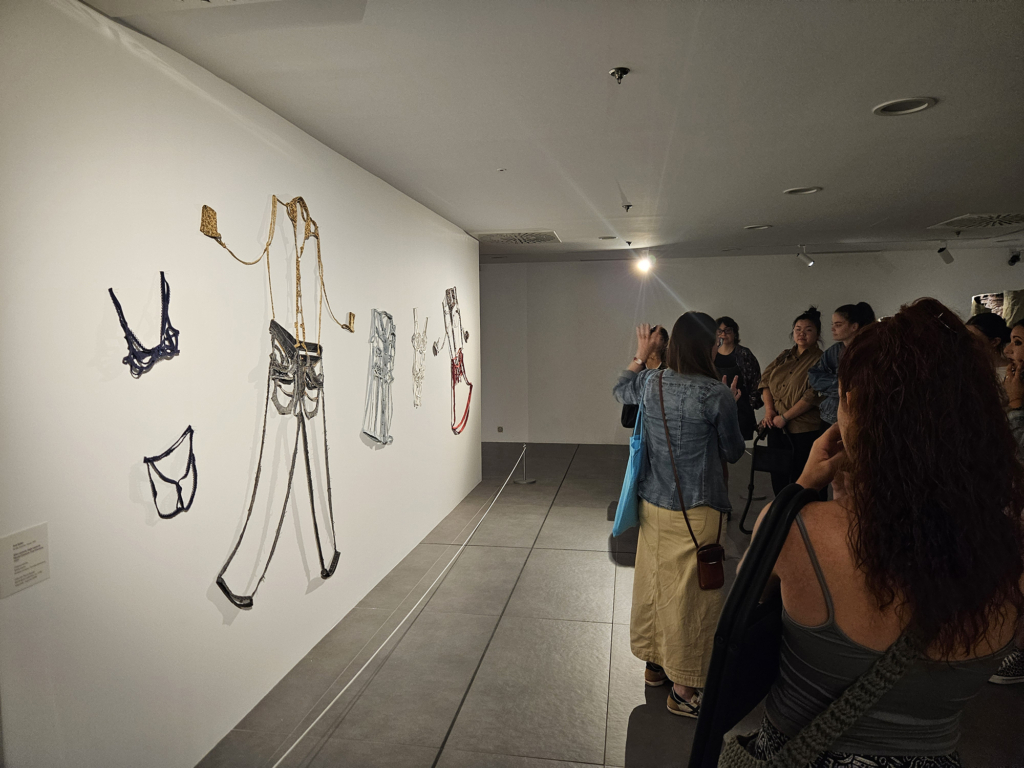 Alumnas de Diseño de Moda visitan la exposición 'Arquetipas' en el Museo Würth